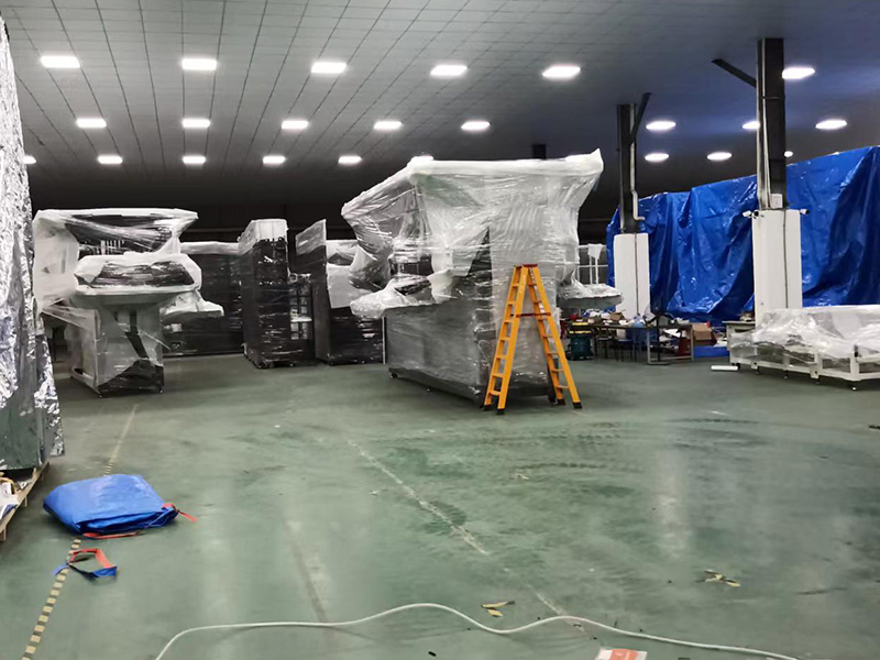 東(dong)莞某公(gong)司重型(xíng)真空防(fang)雨木箱(xiang)