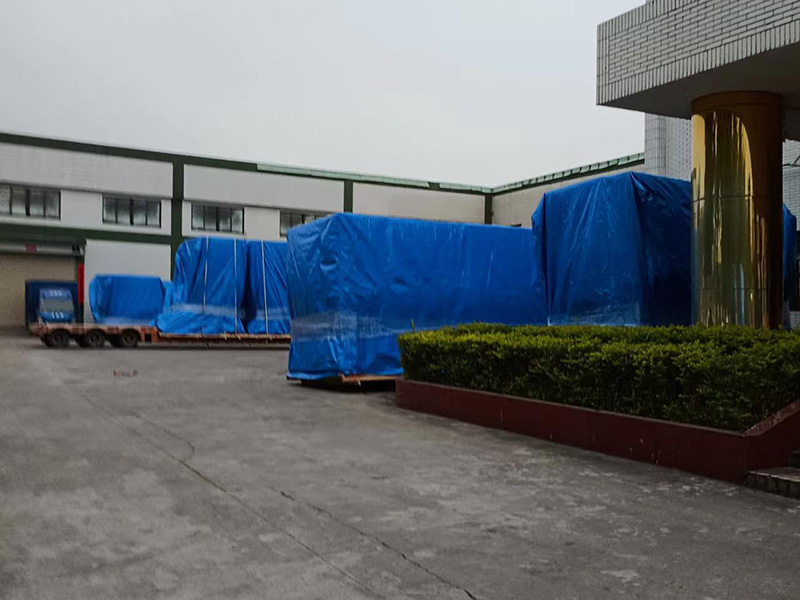 東莞某(mou)公司重(zhòng)型設備(bei)防雨真(zhen)空木箱(xiang)