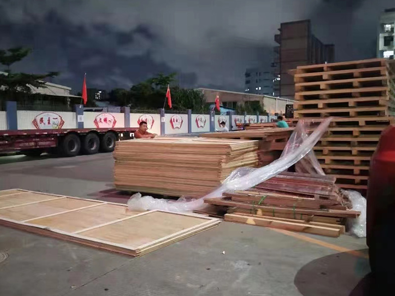 深圳(zhen)石岩某(mou)重型設(shè)備包裝(zhuāng)